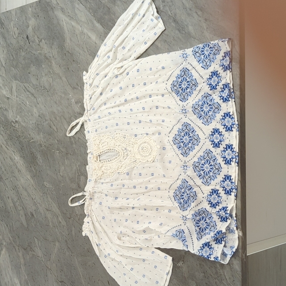 Cold shoulder blouse. Cream with blue floral design - Picture 3 of 7